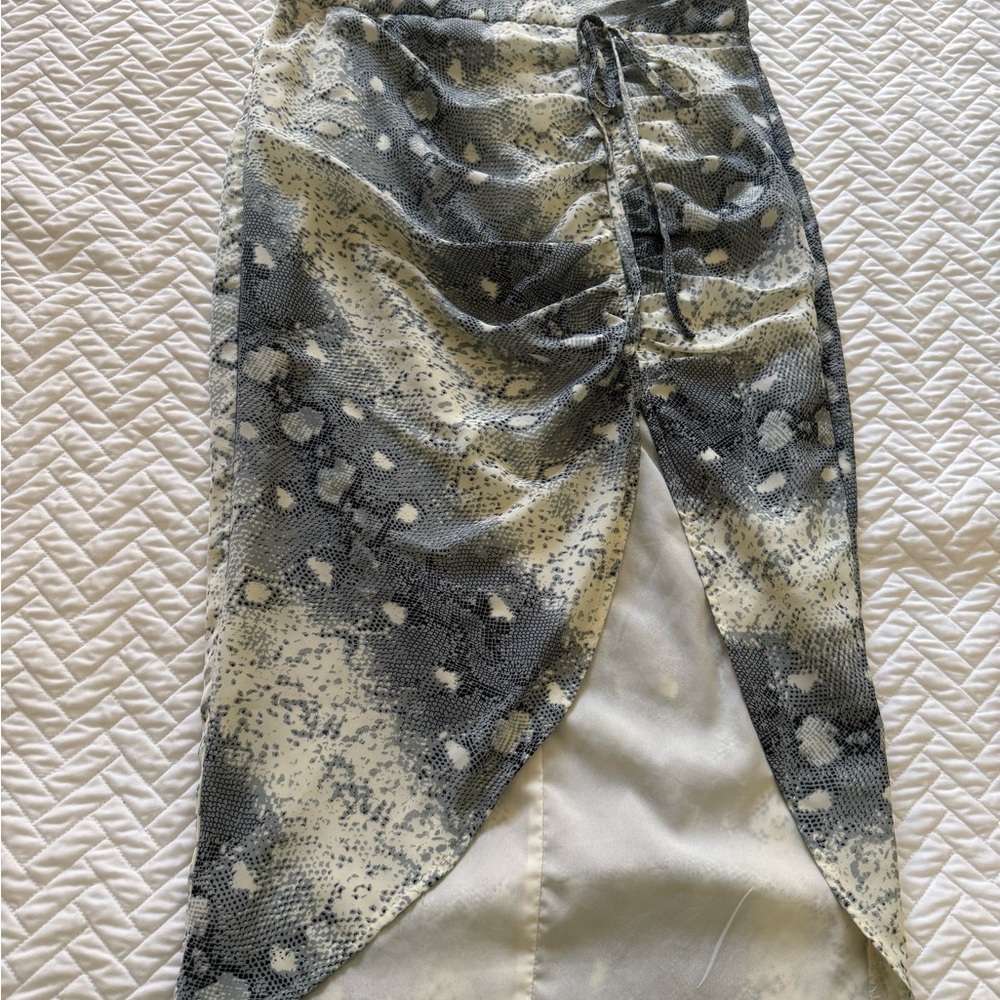 Superdown Asymmetrical Gray and Cream Skirt
